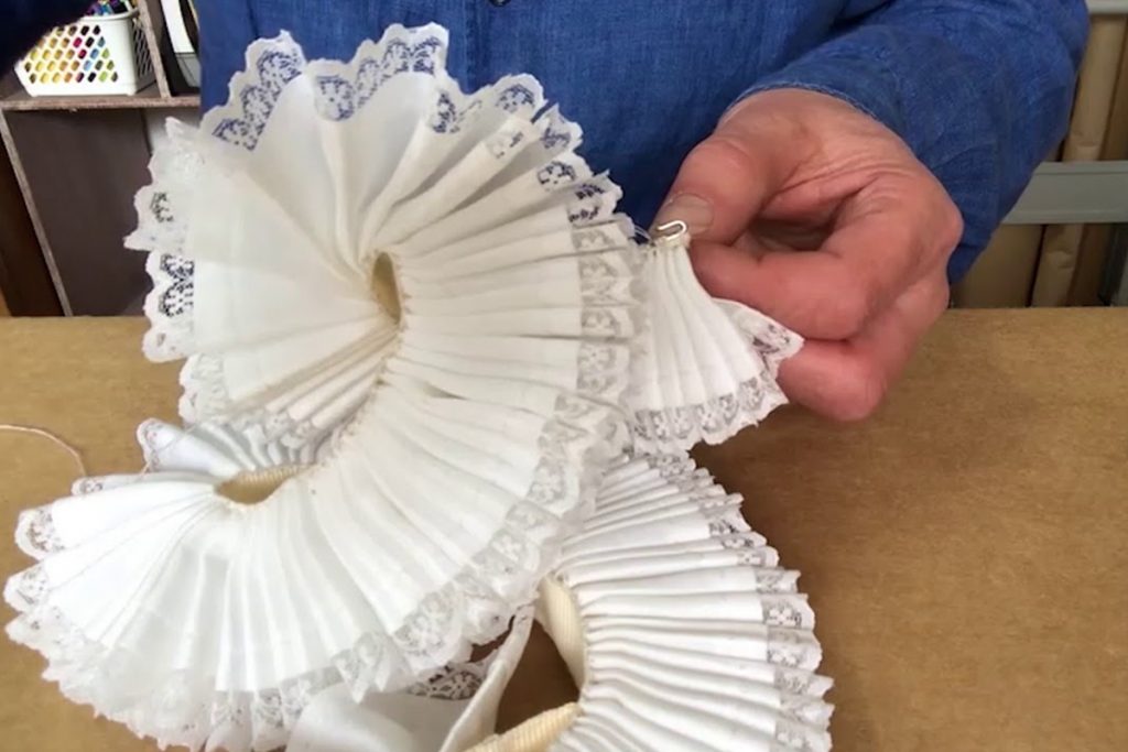 Tips To Make A Ruffle Collar Decor Anywhere